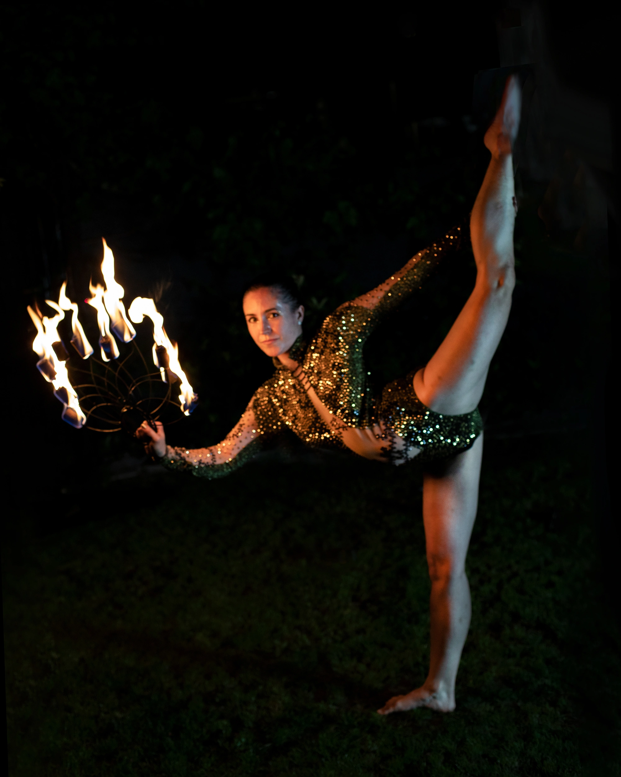 Feuershow, Feuertänzerin, Spagat